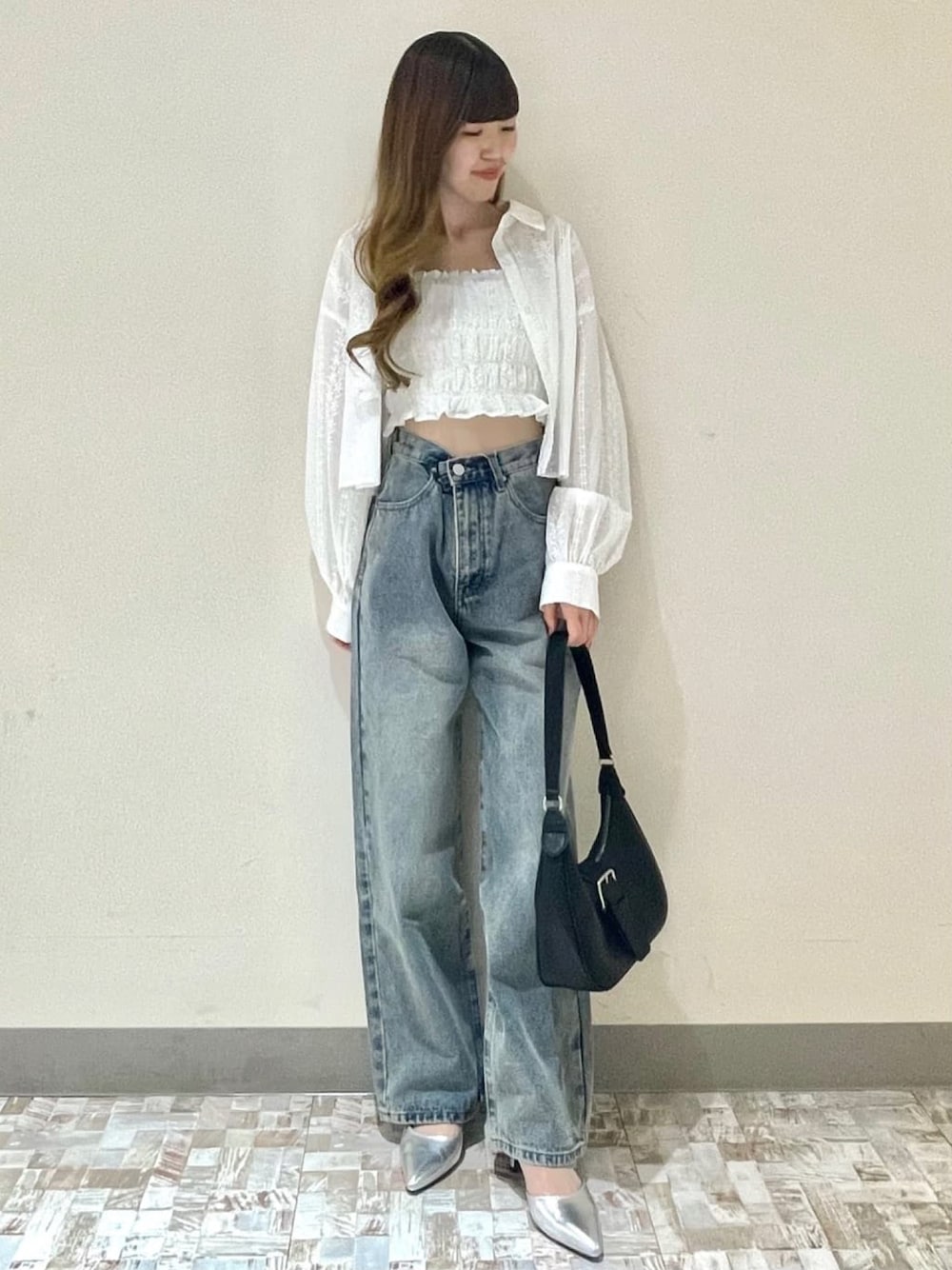 「アルシーヴ(archives)、アルシーヴ、archives、デニムパンツ、春コーデ、ビスチェ、ビスチェ×デニム、オーバーダイデニム、オトナカジュアル、デニムコーデ、シャツスタイル、コットンシャツ、セットアイテム」｜「archivesのコットンレースビスチェ×シャツＳＥＴ（シャツ/ブラウス、ホワイト系）」を使った、archivesさん（骨格ウェーブ・レディース・155cm）の春コーディネートの1枚目の写真