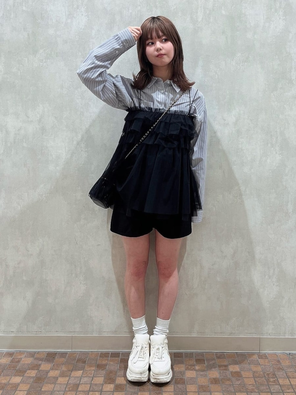 「春のNewスタイル、レイヤードスタイル、チュール、チュニック、ストライプシャツ、シャツスタイル、ショートパンツ、カジュアルガーリー、シャツコーデ、スニーカーコーデ、春カラー、アルシーヴ(archives)」｜「archivesのマルチストライプショートシャツ（シャツ/ブラウス、ブルー系）」を使った、archivesさん（レディース・150cm）の春コーディネートの1枚目の写真