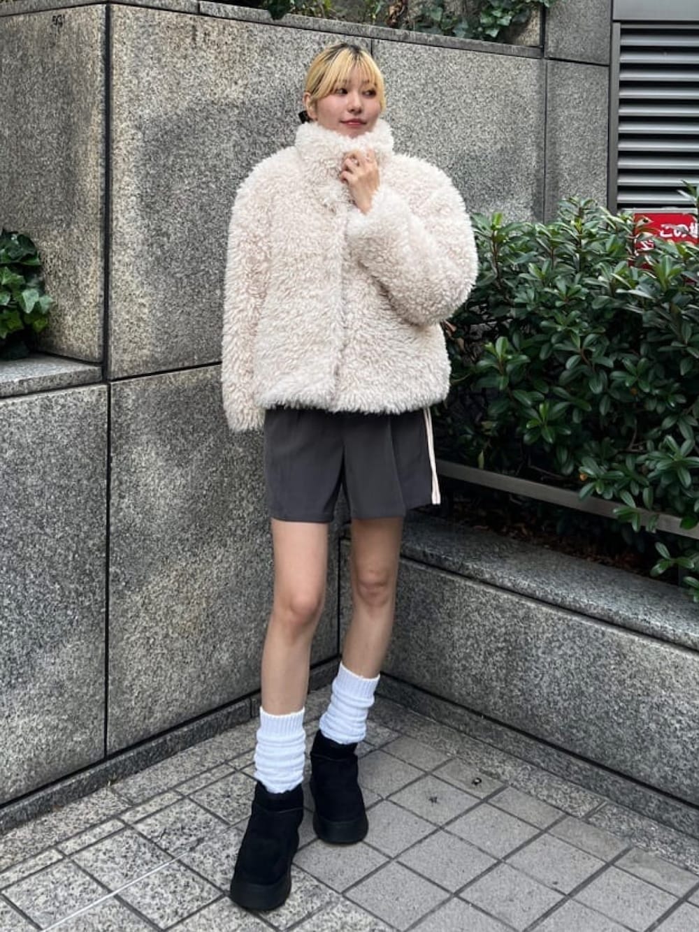 ホワイト系のブルゾンを着用したレディースの秋コーディネートの1枚目の写真