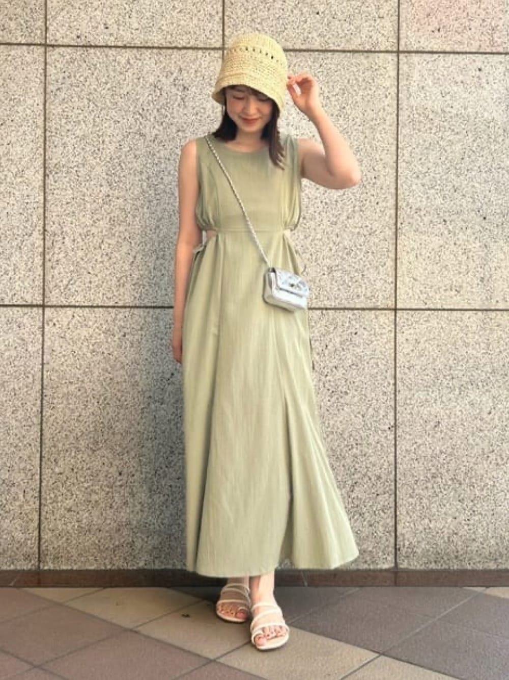 「初夏コーデ、夏コーデ、ノースリーブワンピース、ワンピース、ワンピーススタイル、サンダル、サンダルコーデ、ハット、グリーンコーデ、オトナカジュアル、キレイめコーデ、骨格ウェーブ、アルシーヴ(archives)、archives、archivesワンピース」｜「archivesの麻調サイドスリットノースリワンピース（ワンピース、グリーン系）」を使った、archivesさん（レディース・160cm）の春コーディネートの1枚目の写真