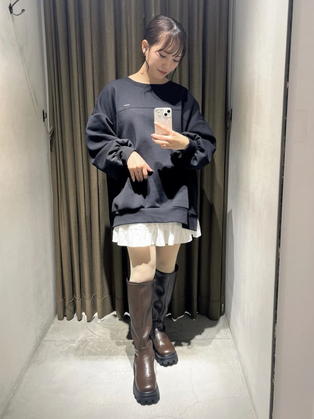 「カジュアルガーリー、休日スタイル、シンプルコーデ、韓国ファッション、お出かけコーデ、スウェットコーデ、スウェット、チョーカートップス、ティアードスカート、テーマパークコーデ、アルシーヴ(archives)、archivesスカート、モノトーン」｜「archivesのダンボールＢＩＧプルオーバー（スウェット、ブラック系）」を使った、archivesさん（レディース・158cm）の冬コーディネートの1枚目の写真