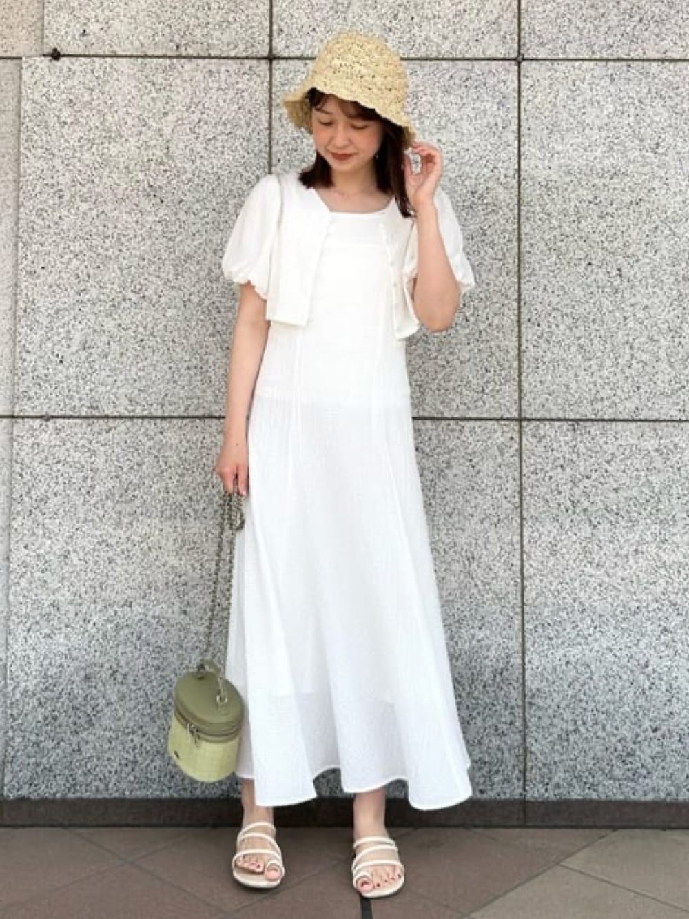 「夏コーデ、リラックススタイル、春夏コーデ、今日のコーデ、お出かけコーデ、着回しコーデ、ワントーンコーデ、ワンピース、キャミワンピ、麦わら帽子、ママコーデ、白ワンピース、ワンピーススタイル、アルシーヴ(archives)、archives」｜「archivesの手編みペーパーハット（ハット、ホワイト系）」を使った、archivesさん（レディース・161cm）の夏コーディネートの1枚目の写真