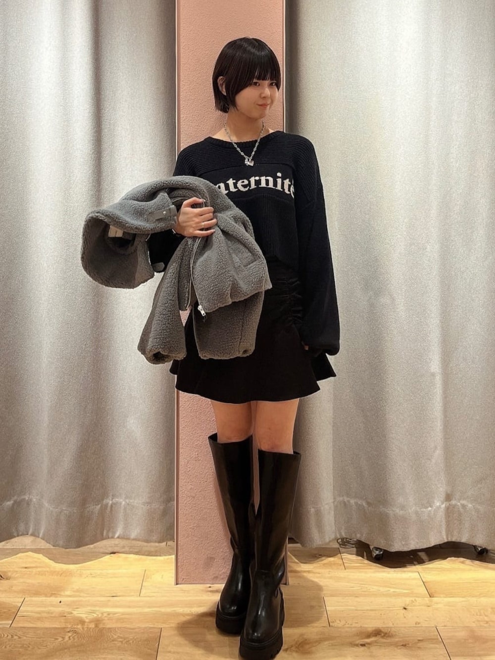 「クリスマスに着たい服、クリスマスコーデ、冬のコーデ、お出かけコーデ、デートコーデ、モノトーン、ロゴニット、ミニスカート、アウターコーデ、ブルゾン、ロングブーツ、アルシーヴ(archives)、archivesスカート」｜「archivesのブークレーブルゾン（ブルゾン、ホワイト系）」を使った、archivesさん（レディース・150cm）の冬コーディネートの1枚目の写真