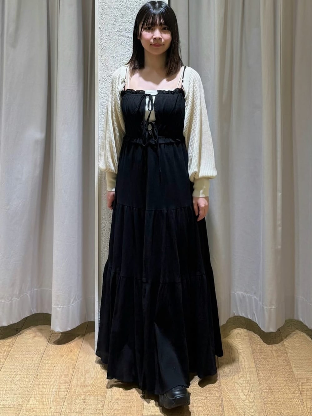 「アルシーヴ(archives)、アルシーヴ、archives、archivesワンピース、キャミワンピ、ワンピース、黒ワンピ、ボレロ、春ワンピ、夏ワンピース、春夏コーデ、ゆるシルエット、低身長」｜「archivesのビスチェシャーリングコットンキャミワンピース（ワンピース、ブラック系）」を使った、archivesさん（骨格ナチュラル・レディース・147cm）の春コーディネートの1枚目の写真