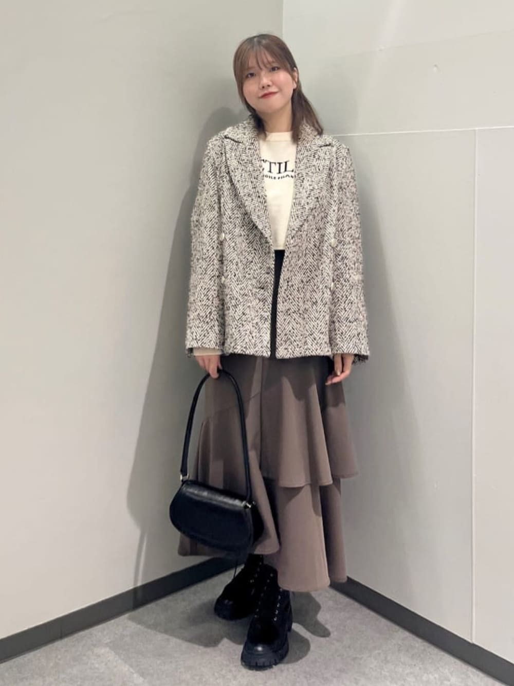 「冬コーデ、クリスマスに着たい服、マイベストコーデ2024、デートコーデ、休日スタイル、ニット、ロゴニット、ジャケット、ティアードスカート、ブーツ、お出かけコーデ、ミニバッグ、アルシーヴ(archives)、archivesスカート」｜「archivesのアシメラッフルティアードスカート（スカート、ブラウン系）」を使った、archivesさん（レディース・162cm）の冬コーディネートの1枚目の写真