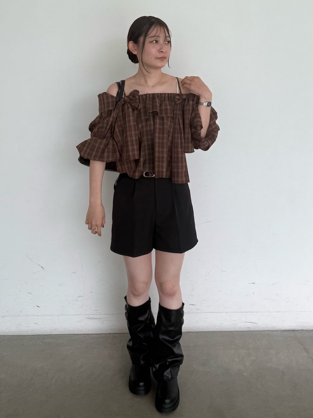 ブラウン系のシャツ/ブラウス、ブラック系のその他パンツ、ブラック系のブーツを着用したレディースの秋コーディネートの1枚目の写真