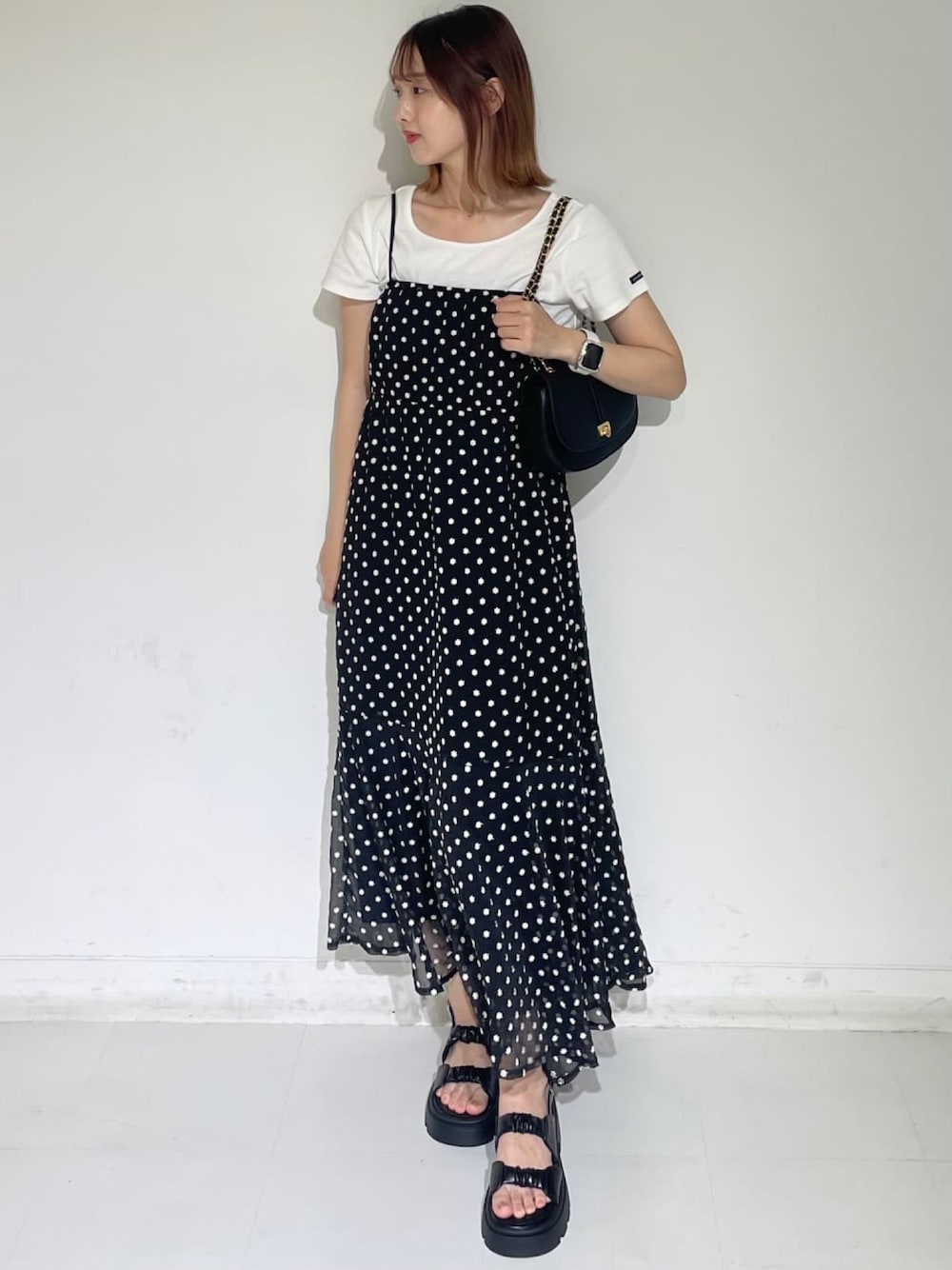 「アルシーヴ(archives)、アルシーヴ、archives、archivesワンピース、キャミワンピ、ワンピース、夏ワンピース、夏コーデ、刺繍、サンダル、チビT、黒ワンピ」｜「archivesのネームテレコＴｅｅ（Tシャツ/カットソー、ホワイト系）」を使った、archivesさん（骨格ウェーブ・レディース・158cm）の春コーディネートの1枚目の写真