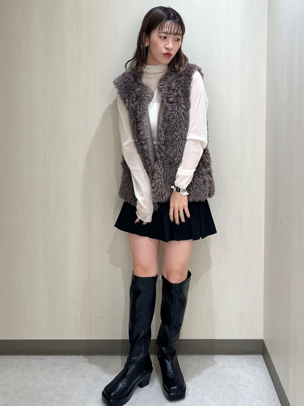 「お出かけコーデ、初秋コーデ、秋服準備はじめました、秋色、ファーベスト、ベスト、シアートップス、シアー、ミニスカート、ロングブーツ、厚底シューズ、厚底ブーツ、トレンド、トレンドコーデ、秋コーデ」｜「archivesのルーズネックカットＴＯＰＳ／（Tシャツ/カットソー、ホワイト系）」を使った、archivesさん（レディース・157cm）の夏コーディネートの1枚目の写真