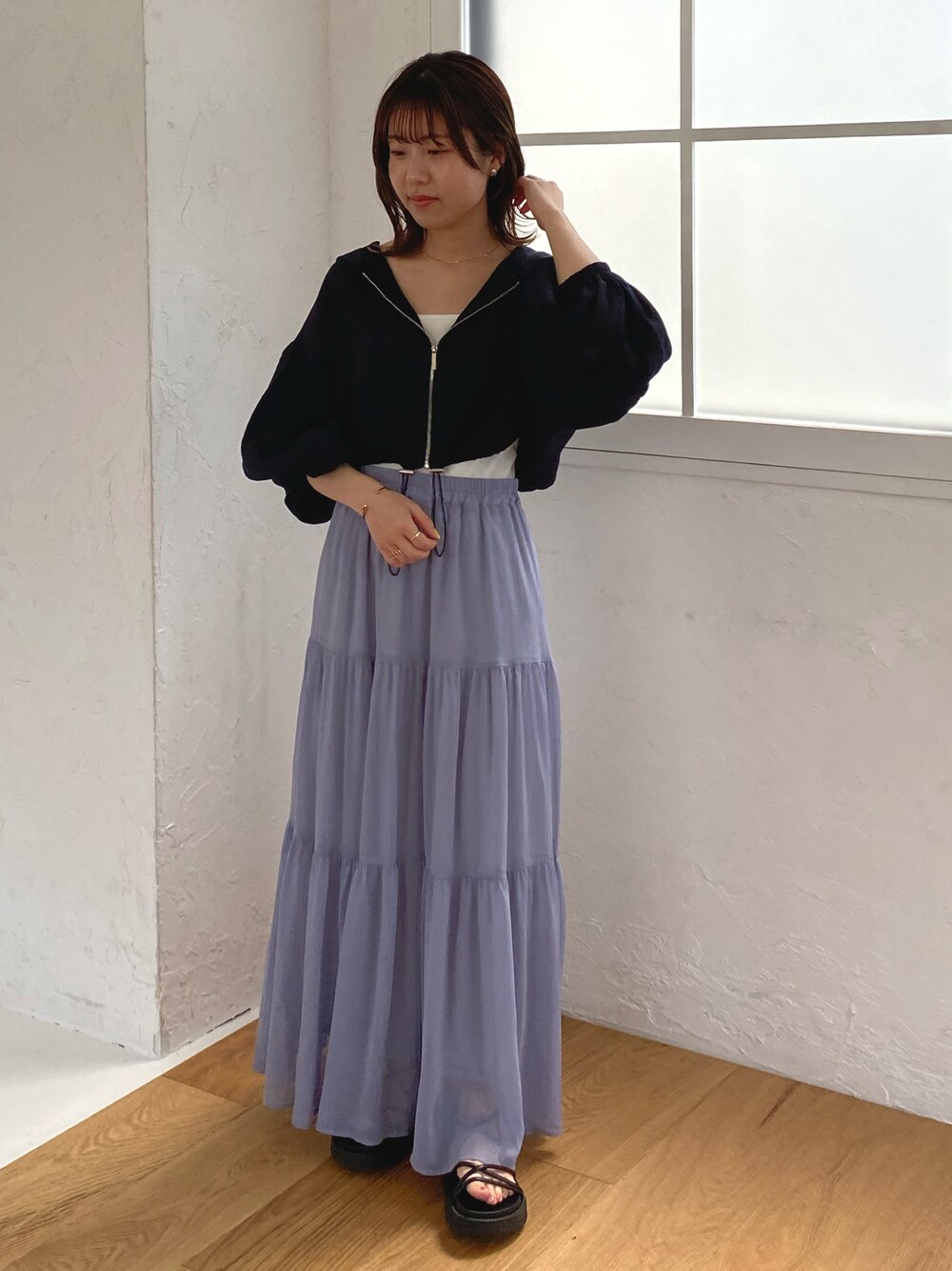 「お出かけコーデ日記、シンプルコーデ、休日コーデ、今日のコーデ、サンダルコーデ、低身長女子、ショート丈トップス、低身長、シアー、ロングスカート、スポサン、パーカー、シアートップス、アルシーヴ(archives)、archives」｜「archivesのシアーショートフーディ（その他アウター、ブラック系）」を使った、archivesさん（レディース・150cm）の春コーディネートの1枚目の写真