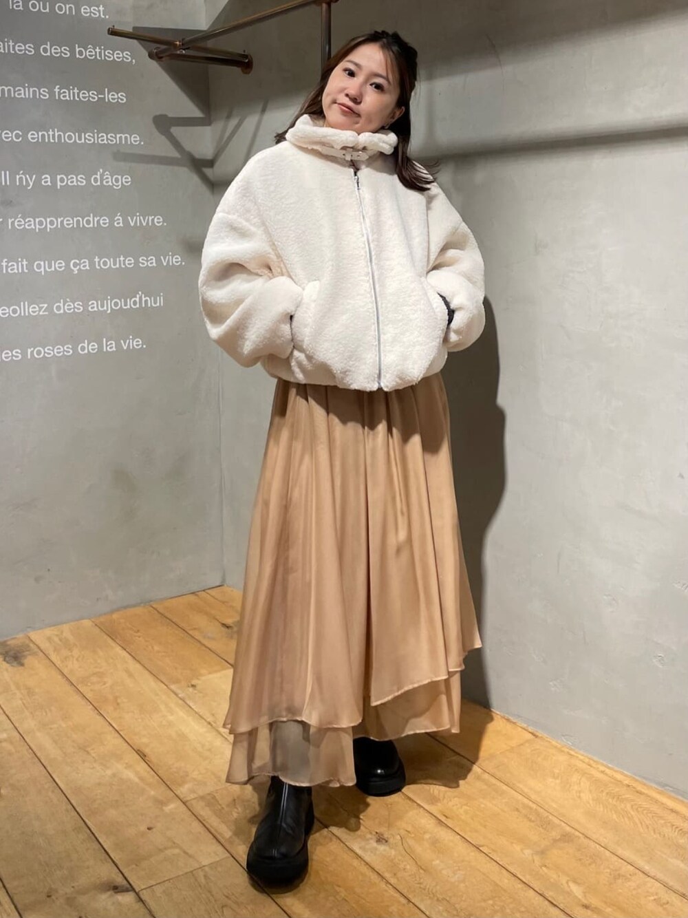 「おでかけコーデ、大人カジュアル、ボアジャケット、ブルゾン、ティアードスカート、スカートスタイル、クリスマスコーデ、クリスマスに着たい服、アルシーヴ(archives)、archivesスカート、アウターコーデ」｜「archivesのブークレーブルゾン（ブルゾン、ホワイト系）」を使った、archivesさん（レディース・149cm）の冬コーディネートの1枚目の写真