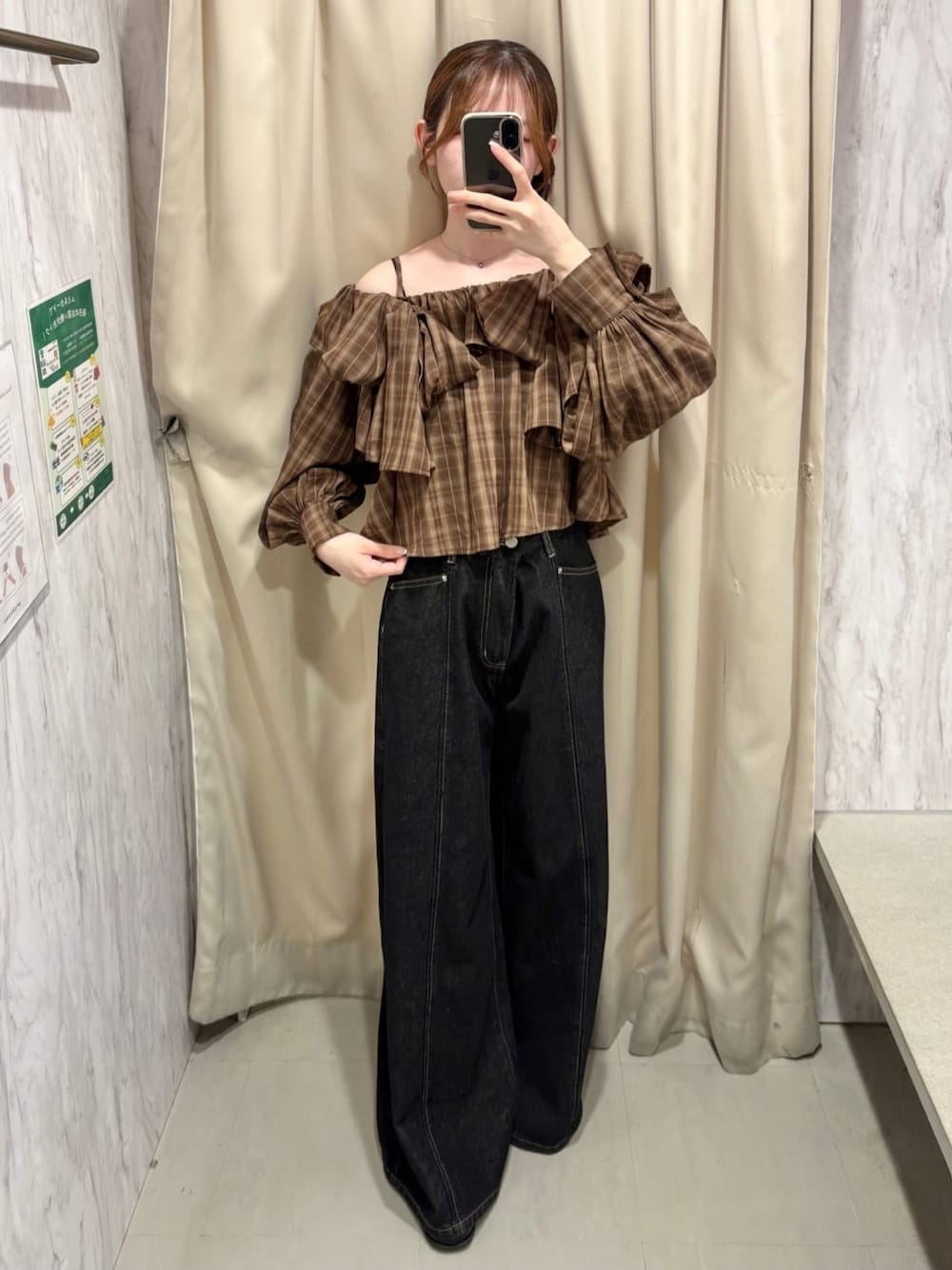 ブラウン系のシャツ/ブラウス、ブラック系のデニムパンツ、ブラック系のパンプスを着用したレディースの秋コーディネートの1枚目の写真