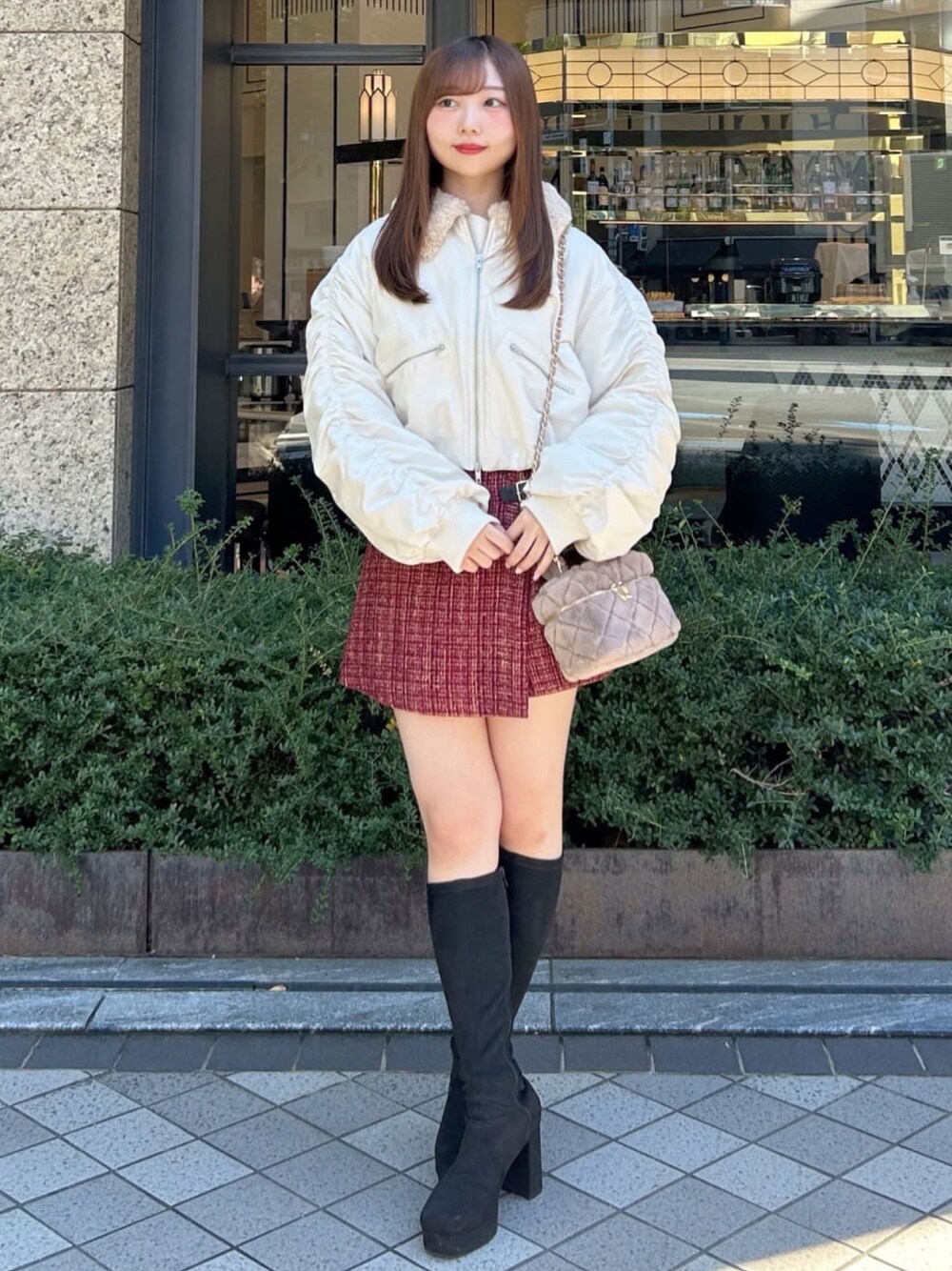 「クリスマスに着たい服、クリスマスコーデ、お出かけコーデ、デートコーデ、アウターコーデ、きれいめカジュアル、MA-1、ブルゾン、ツイードスカート、ツイード、ファーバッグ、休日スタイル、アルシーヴ(archives)、archivesスカート」｜「archivesのラメツイードラップスカパン（スカート、レッド系）」を使った、archivesさん（レディース・160cm）の冬コーディネートの1枚目の写真