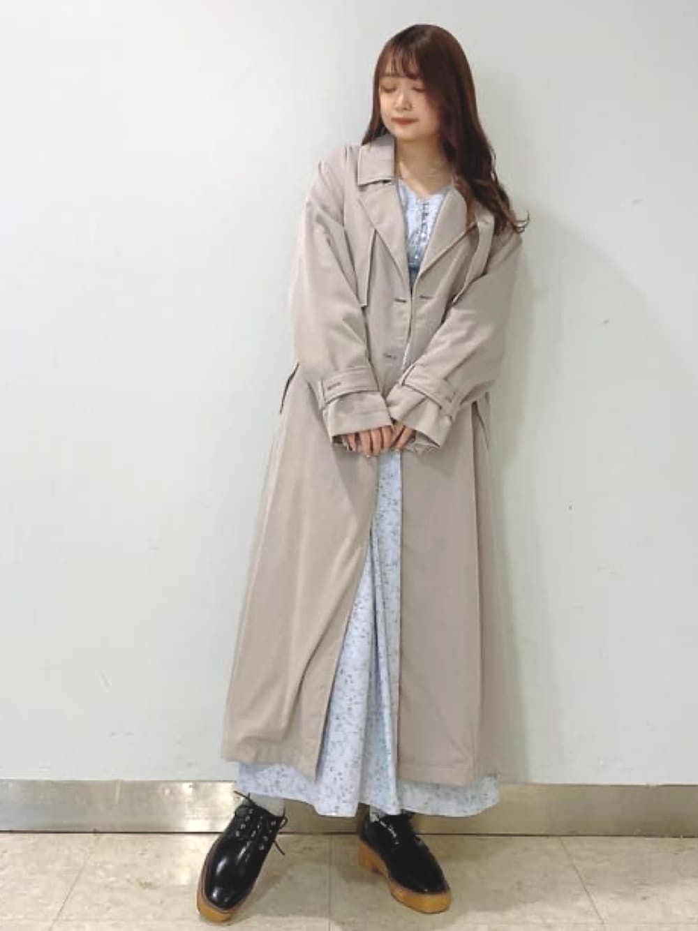「大人カジュアル、シンプルコーデ、春先取り、キレイめコーデ、ワンピース、ロングコート、スプリングコート、トレンチコート、花柄、花柄ワンピース、フェミニン、ロングワンピース、アルシーヴ(archives)、archives」｜「archivesのダブルフラップトレンチコート（トレンチコート、ベージュ系）」を使った、archivesさん（レディース・156cm）の冬コーディネートの1枚目の写真