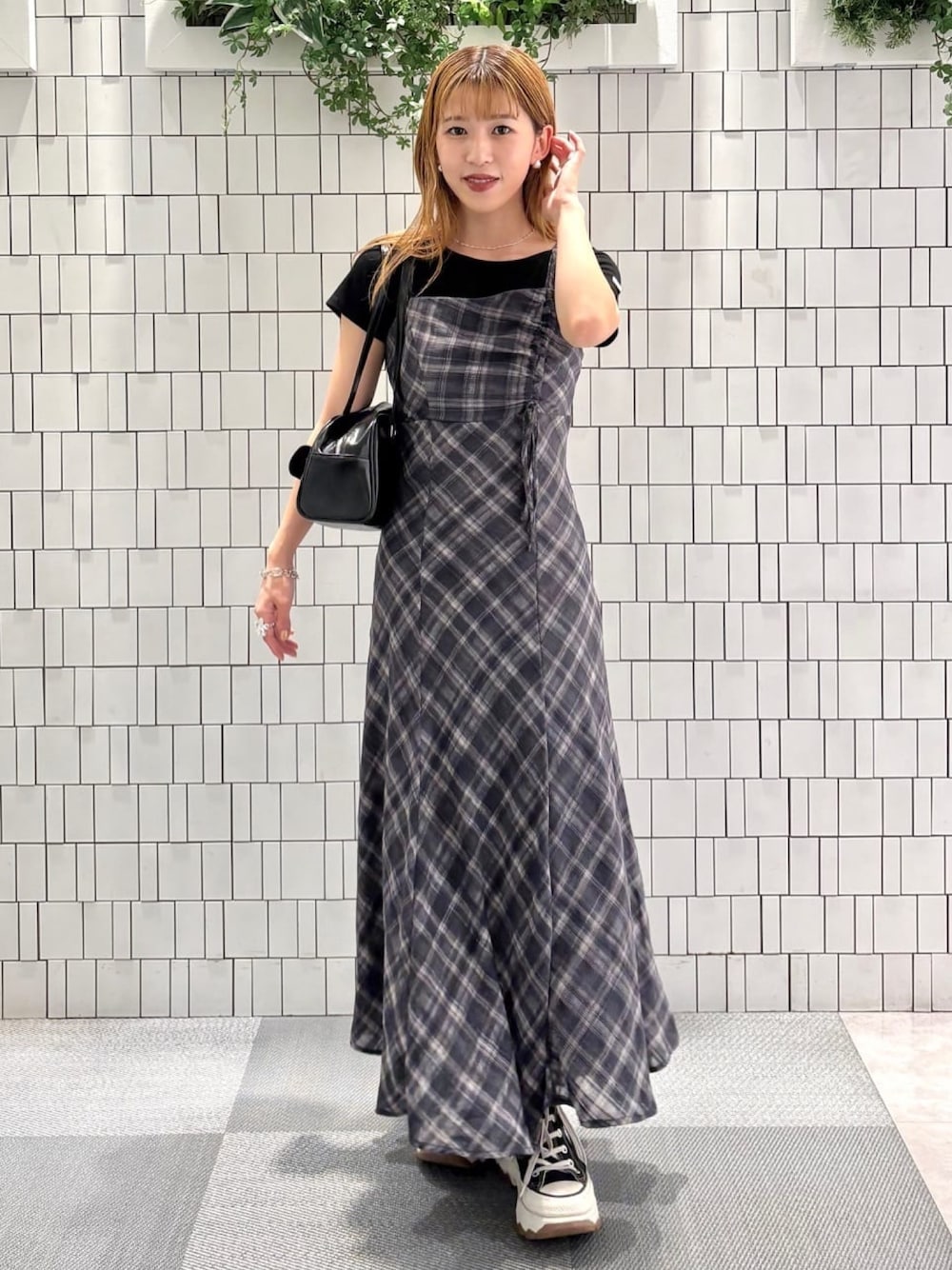 ブラック系のワンピース、ブラック系のボストンバッグ、ブラック系のTシャツ/カットソーを着用したレディースの夏コーディネートの1枚目の写真
