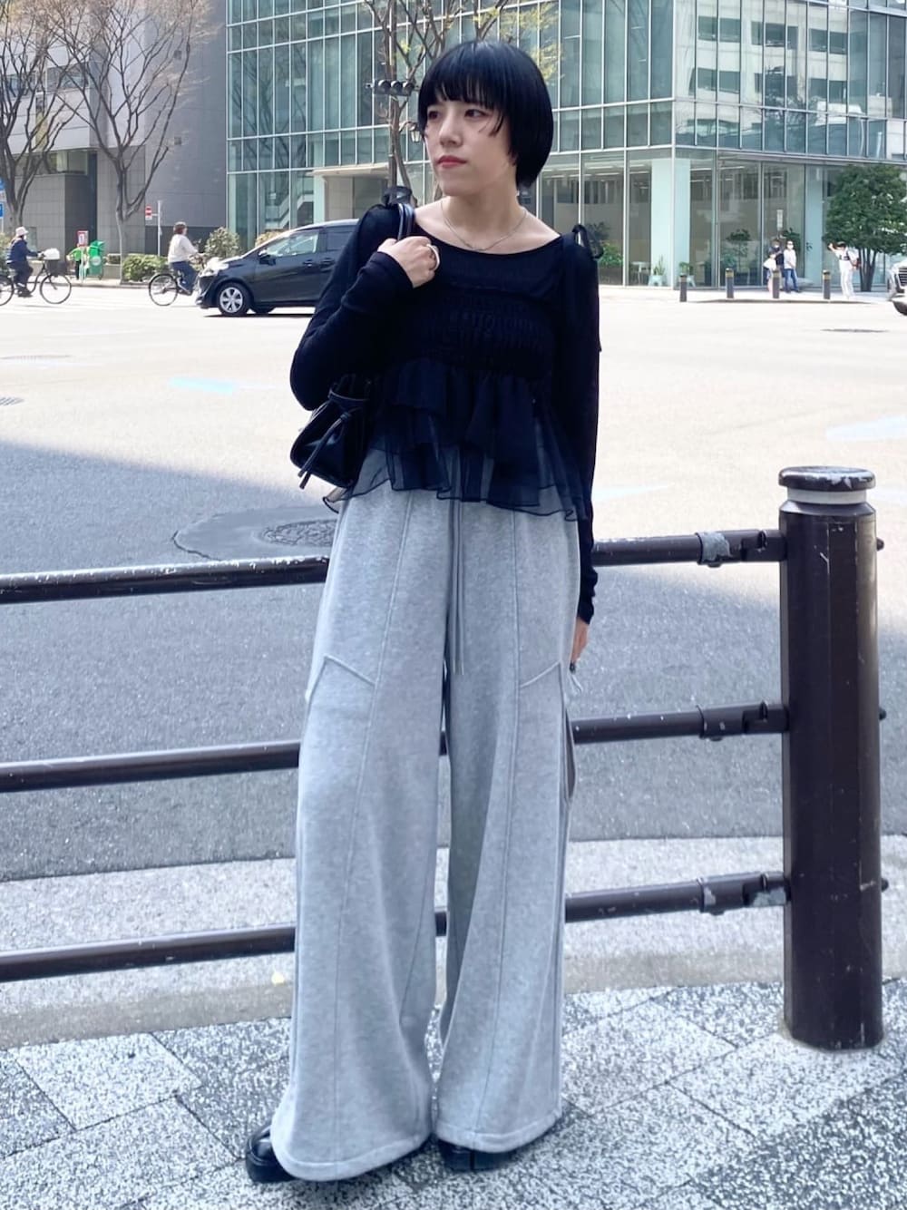 「アルシーヴ(archives)、アルシーヴ、archives、スウェットパンツ、スウェット、チュール、セットアイテム、モノトーン、おでかけコーデ、韓国っぽ」｜「archivesのチュールペプラムキャミ×リブＴＯＰＳ　ＳＥＴ（Tシャツ/カットソー、ブラック系）」を使った、archivesさん（骨格ストレート・レディース・155cm）の春コーディネートの1枚目の写真