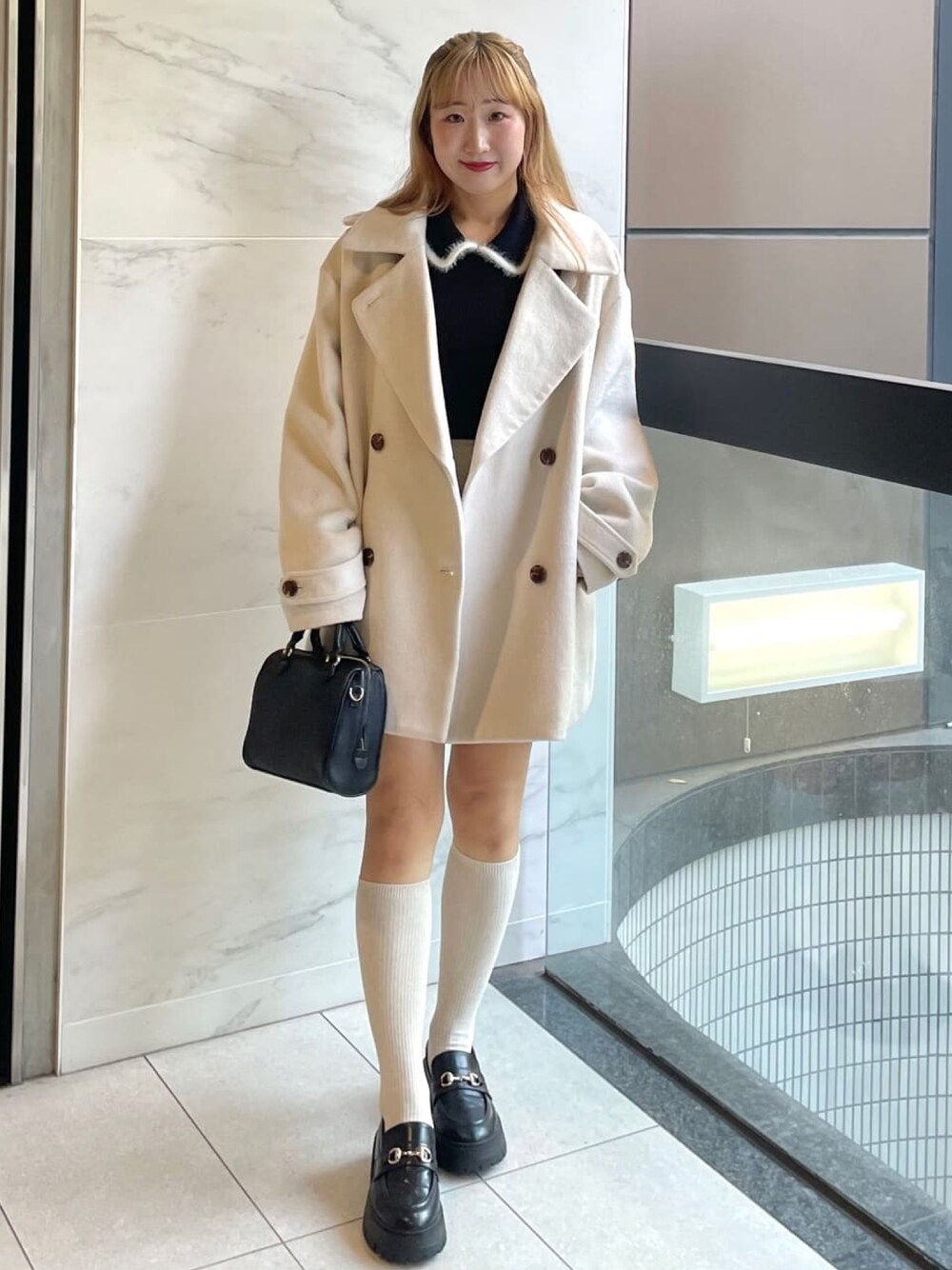 「クリスマスに着たい服、クリスマスコーデ、お出かけコーデ、大人ガーリー、ウールコート、アウターコーデ、襟付きトップス、ローファー、アルシーヴ(archives)、ホワイトコーデ、休日スタイル」｜「archivesのハーフ丈ダブルコート（チェスターコート、ホワイト系）」を使った、archivesさん（レディース・157cm）の冬コーディネートの1枚目の写真