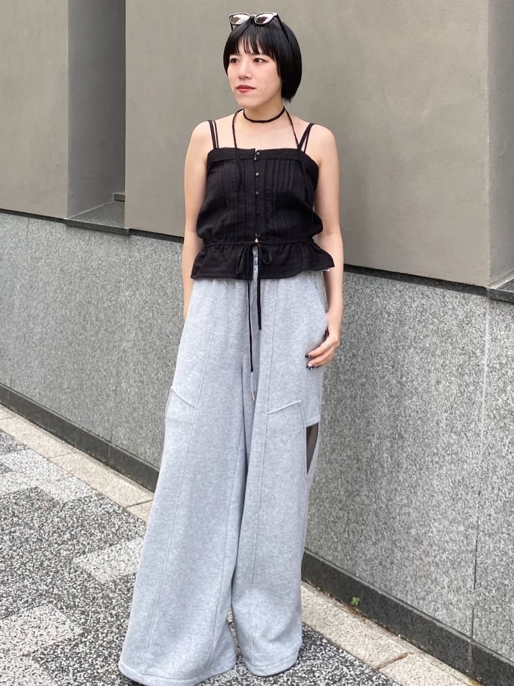 「アルシーヴ(archives)、アルシーヴ、archives、スウェット、スウェットパンツ、スウェットコーデ、モノトーン、キャミブラウス、夏コーデ、チョーカー、黒髪、肌見せ」｜「archivesのコットンレースピンタックビスチェ（その他トップス、ブラック系）」を使った、archivesさん（骨格ストレート・レディース・155cm）の春コーディネートの1枚目の写真