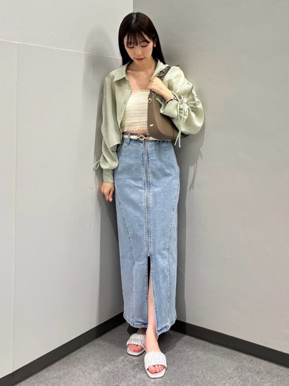 「夏コーデ、お出かけコーデ、シャツ好き集まれ、大人かわいい、シャツスタイル、デニムスカート、タイトスカート、スカートコーデ、グリーン、オトナカジュアル、アルシーヴ(archives)、armaniexchange」｜「archivesのドロストスリーブショートシャツ（シャツ/ブラウス、グリーン系）」を使った、archivesさん（レディース・157cm）の夏コーディネートの1枚目の写真