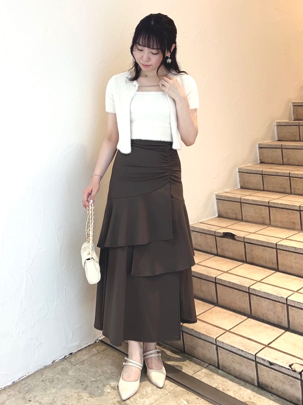 「秋服、キレイめカジュアル、秋コーデ、秋服準備はじめました、スカート、オトナカワイイ、秋、フェミニン、ロングスカート、スカートスタイル、半袖ニット、ニット、フェザー、カーディガン、アルシーヴ(archives)」｜「archivesのチェーンミニフェザーニットアンサンブル（ニット/セーター、ホワイト系）」を使った、archivesさん（レディース・161cm）の夏コーディネートの1枚目の写真