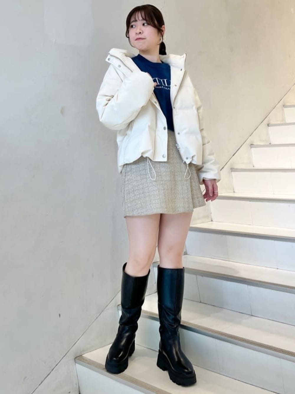 「冬コーデ、クリスマスに着たい服、マイベストコーデ2024、お出かけコーデ、休日スタイル、ダウンジャケット、ミニスカート、ツイードスカート、ニット、カラーニット、冬アウター、archives、archivesスカート、テーマパークコーデ」｜「archivesのホワイトダックダウン／（ダウンジャケット/コート、ホワイト系）」を使った、archivesさん（レディース・162cm）の冬コーディネートの1枚目の写真