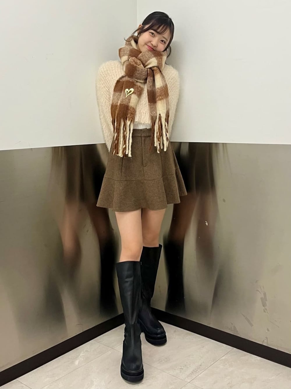「クリスマスに着たい服、クリスマスコーデ、お出かけコーデ、デートコーデ、フェザーニット、ラメニット、ミニスカート、ストールぐるぐる、マフラーぐるぐる、チェックストール、ロングブーツ、ブラウン、アルシーヴ(archives)、archivesスカート」｜「archivesのヘリンボーンフレアミニスカート（スカート、ブラウン系）」を使った、archivesさん（レディース・165cm）の冬コーディネートの1枚目の写真