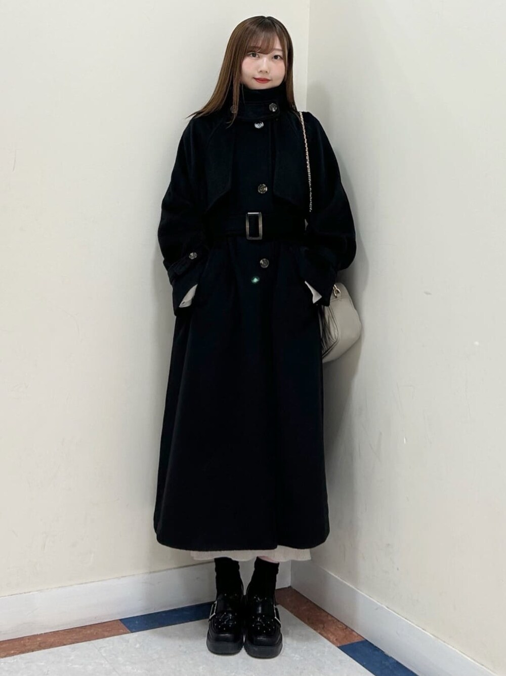 「クリスマスに着たい服、クリスマスコーデ、お出かけコーデ、デートコーデ、冬のコーデ、大人かわいい、ロングコート、ウールコート、ロングアウター、綺麗めコーデ、モノトーンコーデ、アルシーヴ(archives)、ワンピース、archivesワンピース」｜「archivesのフェザーニットビスチェ×ニットワンピースＳＥＴ（ワンピース、ホワイト系）」を使った、archivesさん（レディース・160cm）の冬コーディネートの1枚目の写真
