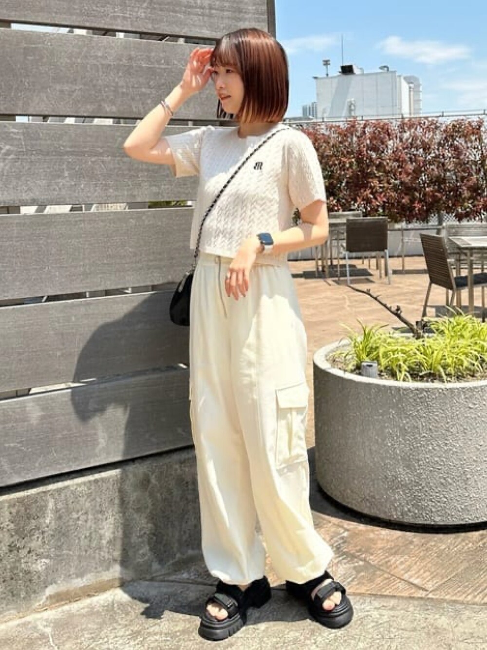 「パンツコーデ、シンプル、夏コーデ、カジュアル、ゆるコーデ、淡色コーデ、ニット、ロゴ、ロゴニット、カーゴパンツ、オールホワイト、パンツスタイル、スポサン、アルシーヴ(archives)、archives」｜「archivesのコンパクトケーブルニット（ニット/セーター、ホワイト系）」を使った、archivesさん（レディース・157cm）の夏コーディネートの1枚目の写真