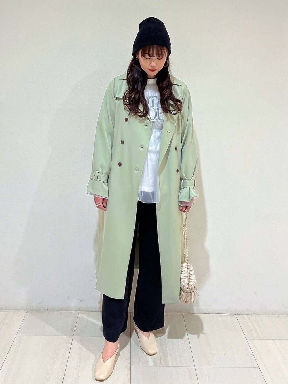 「春のおしゃ見えテクニック、春服みてみて、春コーデ、春アウター、トレンチコート、大人かわいい、パンツスタイル、休日スタイル、グリーンコーデ、ニット帽、春服コーデ、アルシーヴ(archives)、シアートップス、大人カジュアル、デニム」｜「archivesのチュールシャーリングチュニック（シャツ/ブラウス、ホワイト系）」を使った、archivesさん（レディース・166cm）の春コーディネートの1枚目の写真