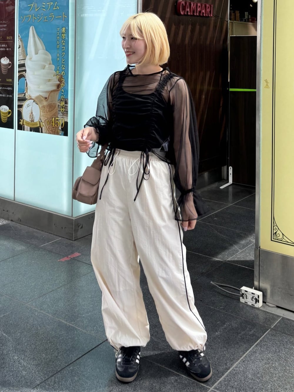 「パラシュートパンツ、オトナカジュアル、スポーツミックス、チュール、シアートップス、休日スタイル、お出かけコーデ、大人カジュアル、スニーカーコーデ、アンサンブル、アルシーヴ(archives)」｜「archivesのサイドラインパラシュートパンツ（カーゴパンツ、ホワイト系）」を使った、archivesさん（レディース・157cm）の春コーディネートの1枚目の写真