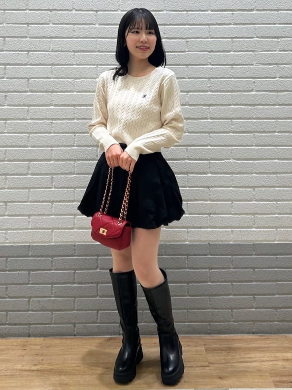 「カジュアルガーリー、休日スタイル、ニットコーデ、韓国ファッション、お出かけコーデ、ケーブルニット、バルーンスカート、キルティングバッグ、ロゴニット、テーマパークコーデ、デートコーデ、アルシーヴ(archives)、archivesスカート」｜「archivesのロゴ刺繍ケーブルニット（ニット/セーター、ホワイト系）」を使った、archivesさん（レディース・160cm）の冬コーディネートの1枚目の写真