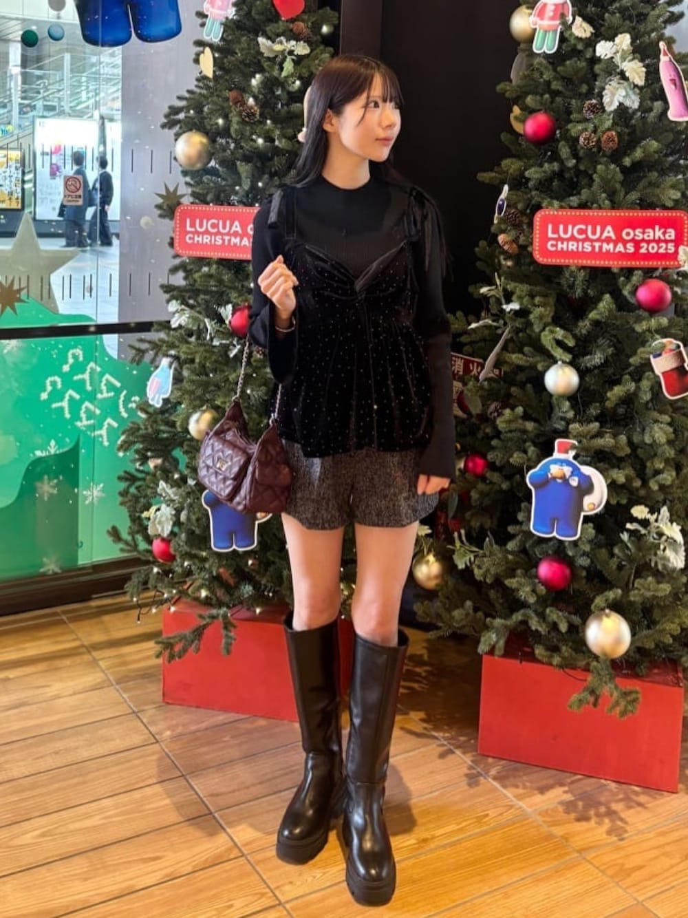 ブラック系のアンサンブル、グレー系のその他パンツを着用したレディースの冬コーディネートの1枚目の写真