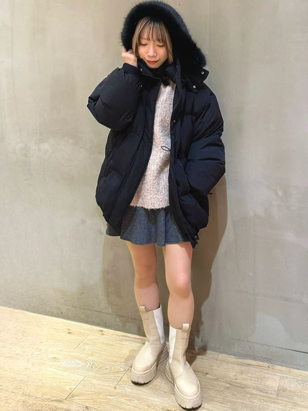 「冬コーデ、クリスマスに着たい服、マイベストコーデ2024、お出かけコーデ、韓国ファッション、ダウンジャケット、ファーアウター、ニット、ブーツ、冬のコーデ、ショルダーバッグ、ラメニット、アルシーヴ(archives)、archivesスカート」｜「archivesのマルチｗａｙファーフード中綿ブルゾン（ダウンジャケット/コート、ブラック系）」を使った、archivesさん（レディース・152cm）の冬コーディネートの1枚目の写真