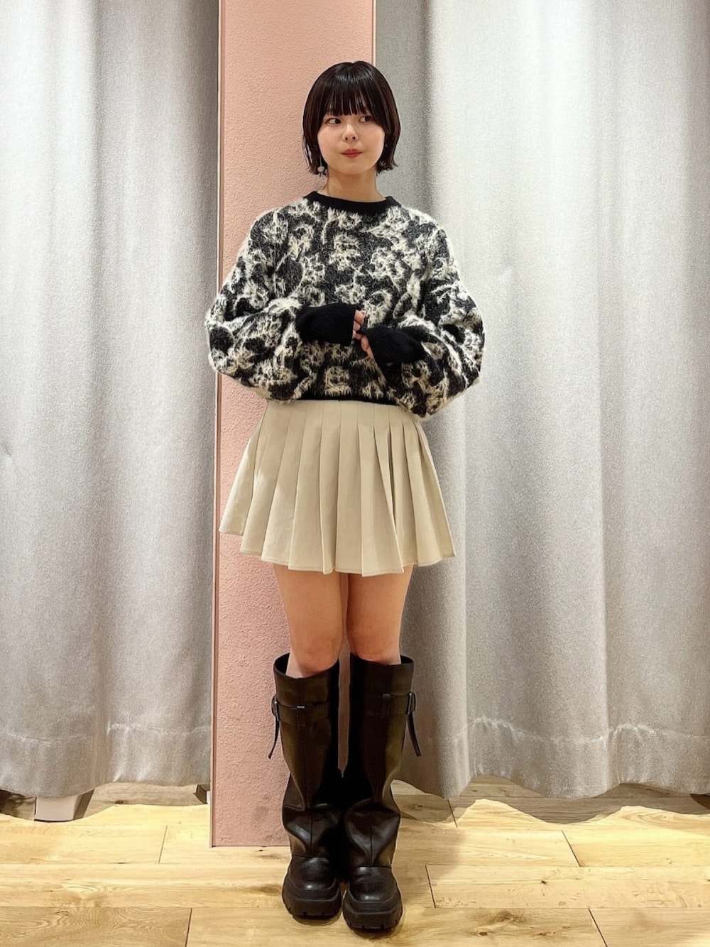 「アルシーヴ(archives)、ニット、花柄、秋冬コーデ、秋冬、おでかけコーデ、フェザー、ミニスカート」｜「archivesのベルト付きプリーツミニスカート（スカート、ブラック系）」を使った、archivesさん（レディース・156cm）の秋コーディネートの1枚目の写真