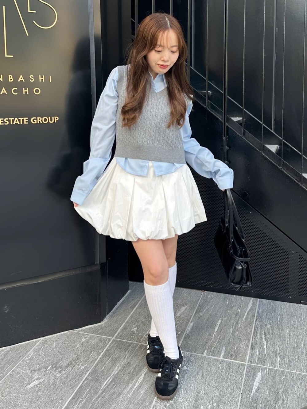 「春めき満開コーデ、春コーデ、アルシーヴ(archives)、アルシーヴ、archives、ニットベスト、ベスト×シャツ、ベスト、バルーンスカート、シャツコーデ、韓国ファッション、低身長、148cm」｜「archivesのＶネックケーブルニットベスト×シャツＳＥＴ（アンサンブル、グレー系）」を使った、archivesさん（骨格ナチュラル・レディース・148cm）の春コーディネートの1枚目の写真