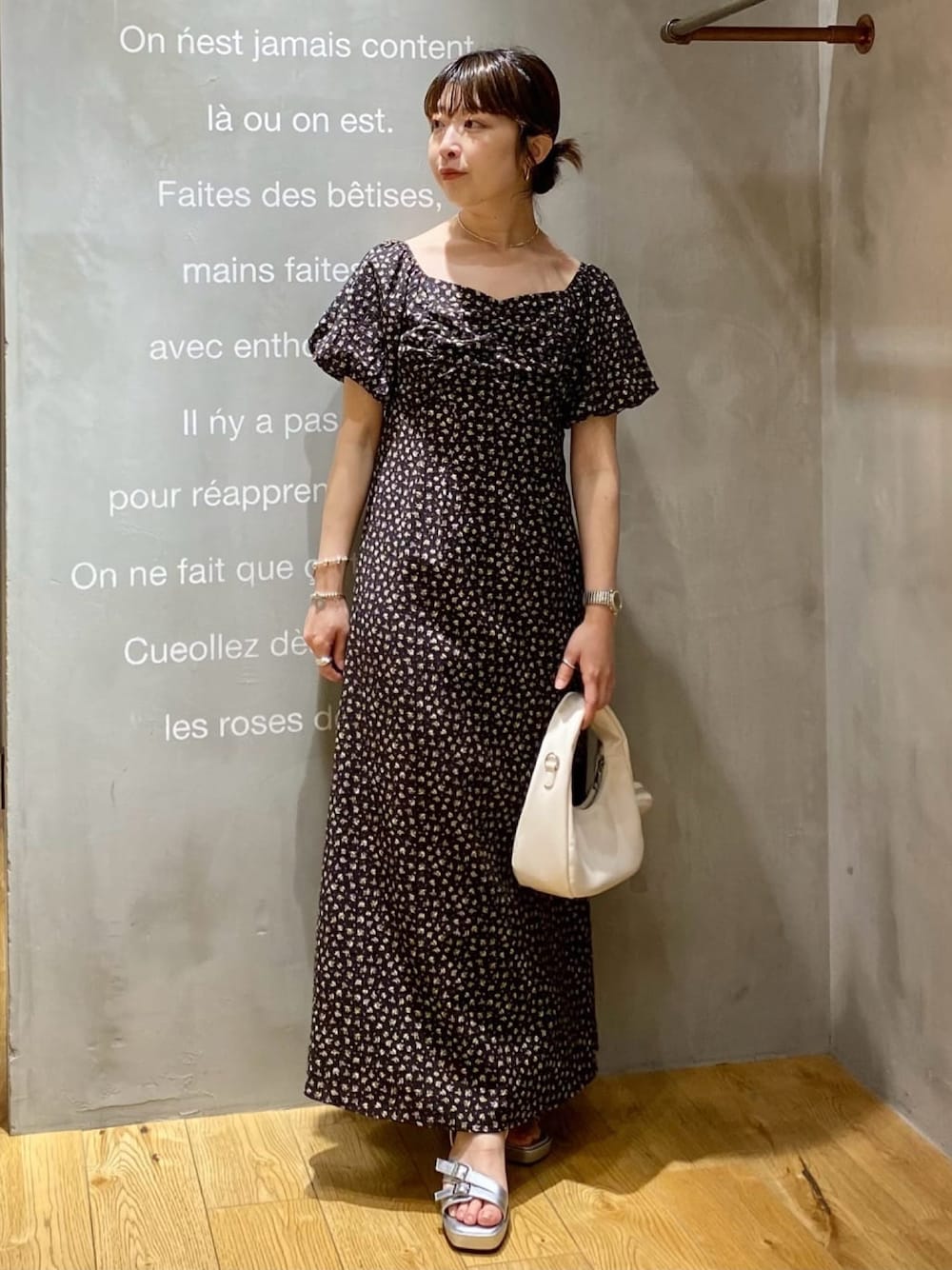 「アルシーヴ(archives)、アルシーヴ、archives、archivesワンピース、花柄、花柄ワンピース、夏コーデ、夏、ワンピース、ワンピーススタイル、半袖ワンピース、オフショル、２ＷＡＹ、低身長」｜「archivesの小花柄２ｗａｙオフショルワンピース（ワンピース、ブラック系）」を使った、archivesさん（骨格ナチュラル・レディース・152cm）の春コーディネートの1枚目の写真