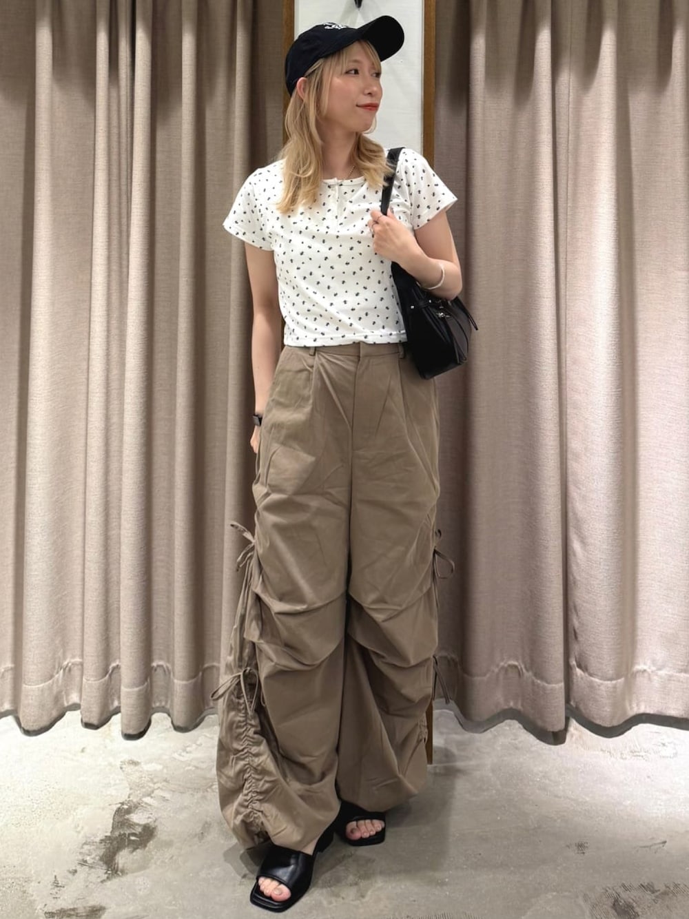 「夏ルックで気分アップ、カーゴパンツ、ドット、夏服コーデ、アルシーヴ(archives)、アルシーブ、archives、アルシーヴ、ootd、韓国ファッション」｜「archivesのアソート総柄チビＴｅｅ（Tシャツ/カットソー、ブラック系）」を使った、archivesさん（骨格ウェーブ・レディース・152cm）の夏コーディネートの1枚目の写真
