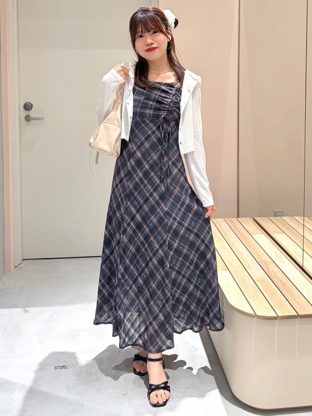 ブルー系のワンピース、ホワイト系のTシャツ/カットソー、ホワイト系のショルダーバッグを着用したレディースの夏コーディネートの1枚目の写真