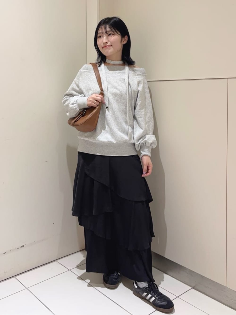 「おでかけコーデ、春先取り、オトナカジュアル、韓国ファッション、スウェット、グレー、ティアードスカート、ミニバッグ、スニーカー、スニーカーコーデ、モノトーンコーデ、チョーカートップス、アルシーヴ(archives)、archivesスカート」｜「archivesの【25ss/ＳＥＴＵＰ対応/トレンドアイテム】オフショルチョーカースウェット（スウェット、グレー系）」を使った、archivesさん（レディース・157cm）の冬コーディネートの1枚目の写真