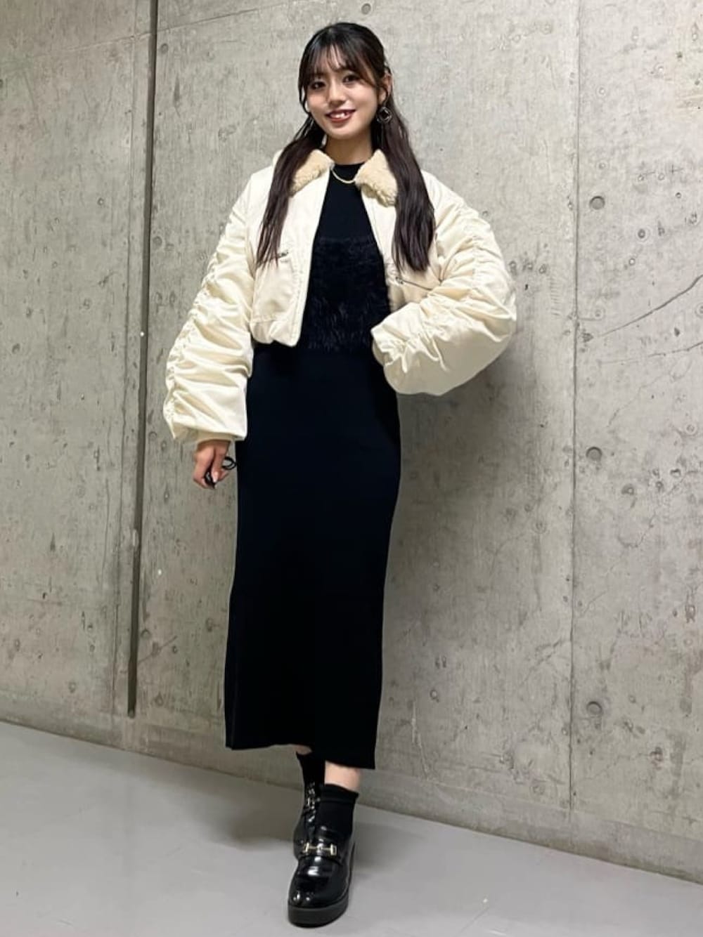 「冬アウター、MA-1、ブルゾン、最近のいい感じコーデ、お出かけコーデ、デートコーデ、モノトーン、ニットワンピース、ワンピース、ビスチェ、アルシーヴ(archives)、archivesワンピース」｜「archivesの２ｗａｙボアカラーＭＡ１（MA-1、ホワイト系）」を使った、archivesさん（レディース・160cm）の冬コーディネートの1枚目の写真