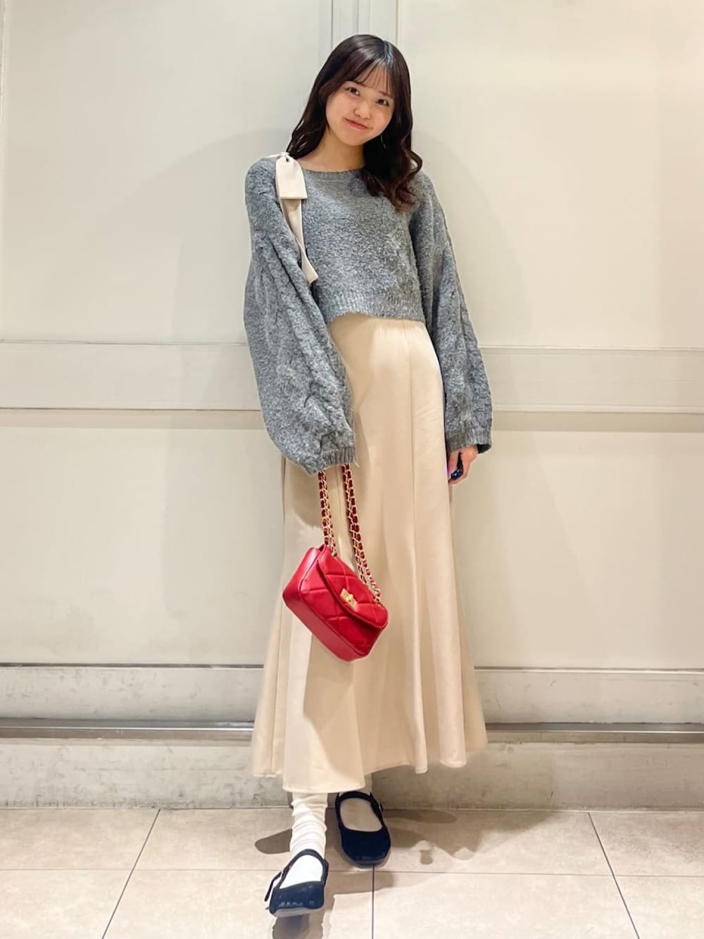 「クリスマスに着たい服、マイベストコーデ2024、冬コーデ、お出かけコーデ、レイヤードスタイル、ワンピーススタイル、ワンピース、ケーブルニット、キルティングバッグ、ニットコーデ、きれいめカジュアル、アルシーヴ(archives)、archivesワンピース」｜「archivesのキルトチェーンバッグ（ショルダーバッグ、レッド系）」を使った、archivesさん（レディース・165cm）の冬コーディネートの1枚目の写真