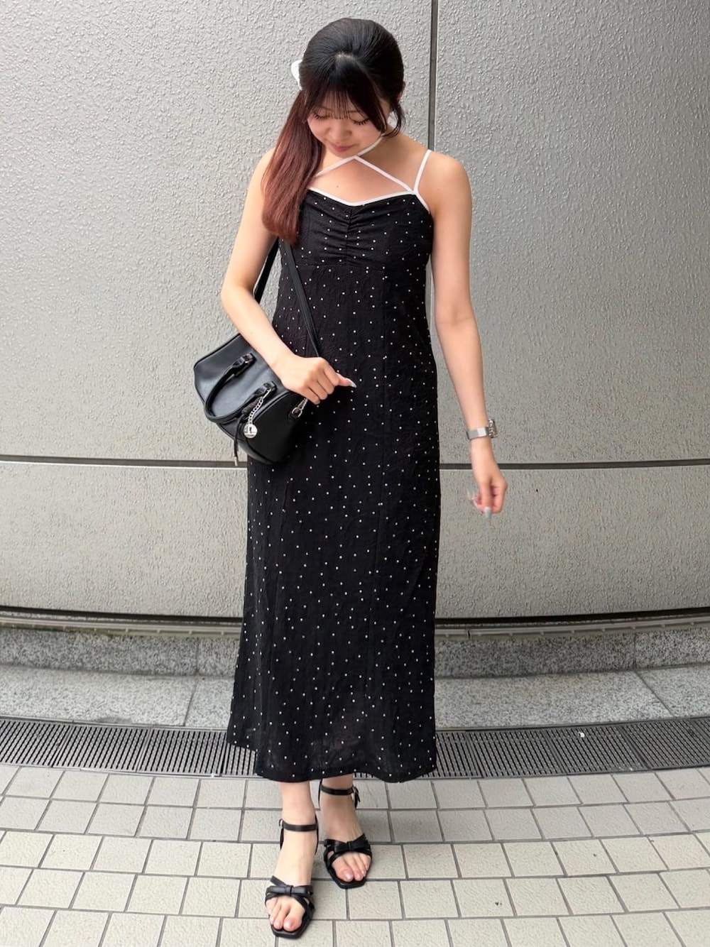 ブラック系のワンピース、ブラック系のボストンバッグ、ブラック系のサンダルを着用したレディースの夏コーディネートの1枚目の写真