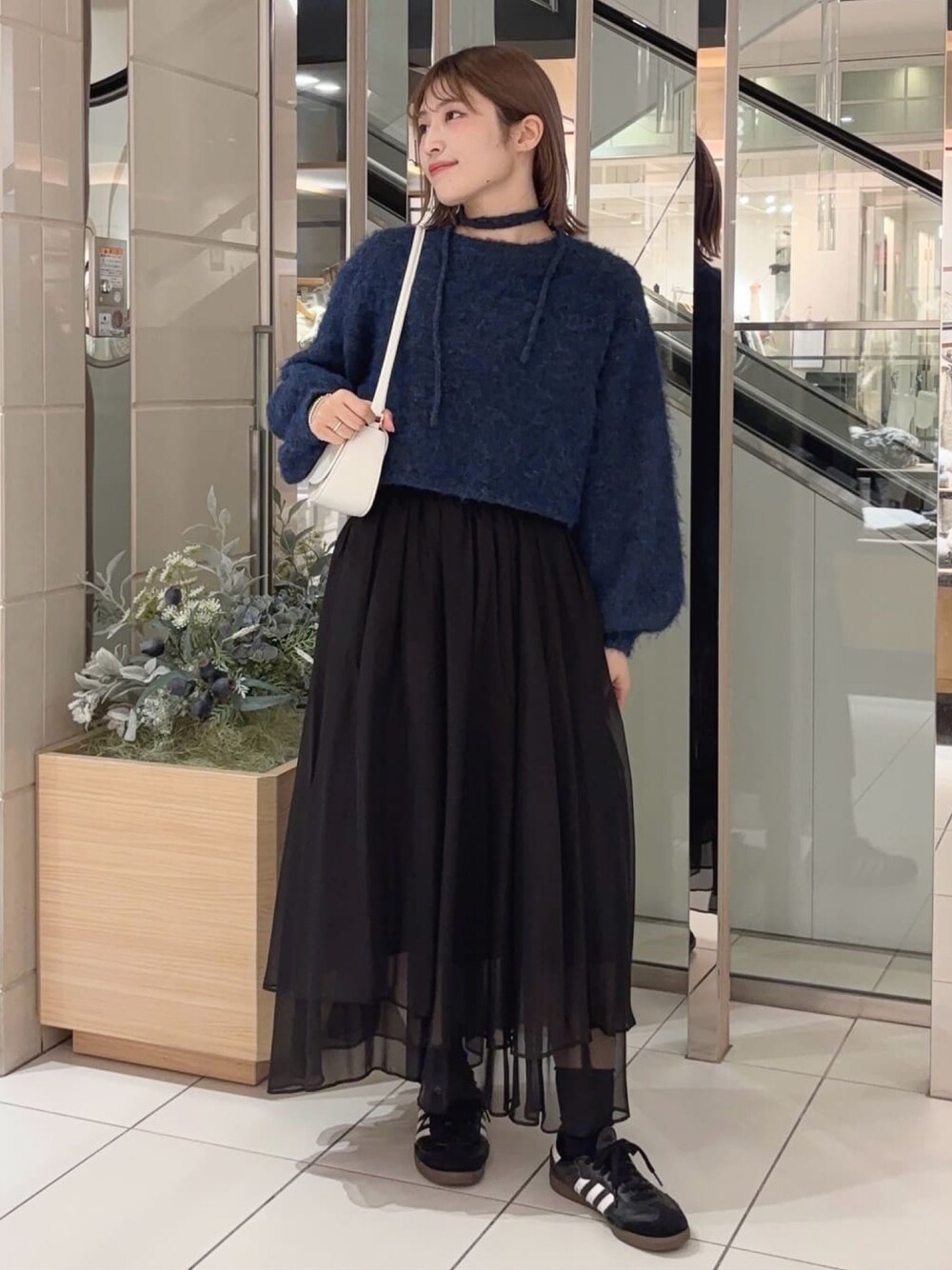 「最近のいい感じコーデ、お出かけコーデ、大人カジュアル、ニット、クロップドトップス、チョーカートップス、ティアードスカート、スカートスタイル、スカート、ハンドバッグ、スニーカー、オトナカジュアル、アルシーヴ(archives)、archivesスカート」｜「archivesのバックシャンブラッシュショートニット（ニット/セーター、ブルー系）」を使った、archivesさん（レディース・157cm）の秋コーディネートの1枚目の写真