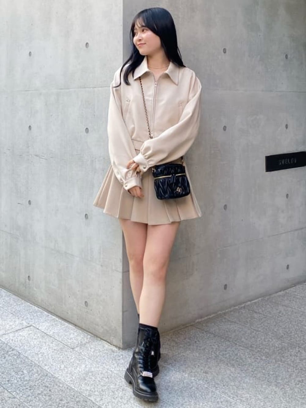 「春のおしゃ見えテクニック、春服みてみて、春アウター、ブルゾン、プリーツミニスカート、ミニスカート、キルティングバッグ、春コーデ、ワントーンコーデ、春アウターコーデ」｜「archivesのＷｚｉｐショートブルゾン（ブルゾン、ホワイト系）」を使った、archivesさん（レディース・162cm）の春コーディネートの1枚目の写真