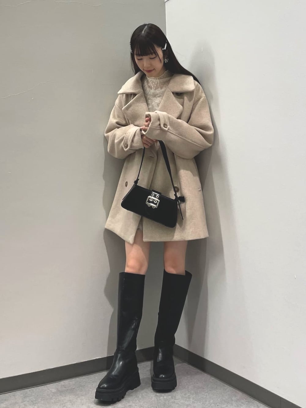「お出かけコーデ、冬アウター、クリスマスに着たい服、クリスマスコーデ、ミドルコート、アウター、ロングブーツ、フェミニン、あったかコーデ、オトナカワイイ、アルシーヴ(archives)、archives、骨格ウェーブ」｜「archivesの’２ＷＡＹネックウールミドルコート’（チェスターコート、ベージュ系）」を使った、archivesさん（レディース・157cm）の冬コーディネートの1枚目の写真