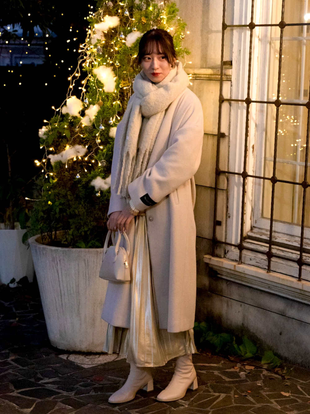 「クリスマスに着たい服、休日スタイル、ニット/セーター、お出かけコーデ、冬アウター、ワントーンコーデ、ホワイトコーデ、フェミニン、ウールコート、アウター、アルシーヴ(archives)」｜「archivesの【先行予約】ハーフムーン２ＷＡＹミニボストン（ボストンバッグ、ホワイト系）」を使った、archivesさん（レディース・158cm）の冬コーディネートの1枚目の写真