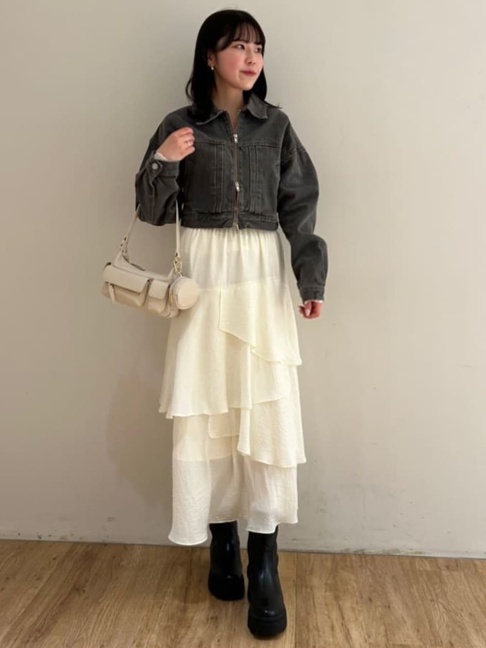 「おでかけコーデ、春先取り、大人かわいい、デニムジャケット、ブルゾン、ティアードスカート、春コーデ、Gジャン、モノトーンコーデ、スカートコーデ、アルシーヴ(archives)、archivesスカート」｜「archivesのデニムショートブルゾン（ブルゾン、グレー系）」を使った、archivesさん（レディース・161cm）の冬コーディネートの1枚目の写真