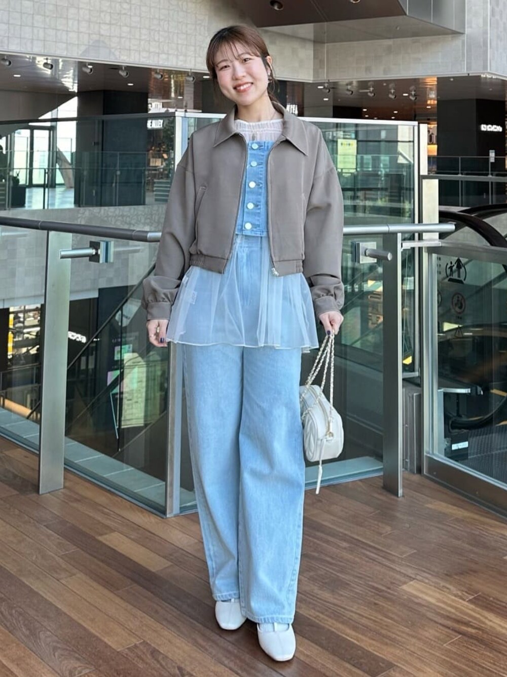 「春のおしゃ見えテクニック、春服みてみて、春コーデ、春アウター、春服、ブルゾン、デニムコーデ、ビスチェ、ビスチェ×デニム、チュールトップス、シアートップス、アルシーヴ(archives)、archives、レイヤードスタイル、デニム」｜「archivesのストレートデニム（デニムパンツ、ブルー系）」を使った、archivesさん（レディース・150cm）の春コーディネートの1枚目の写真