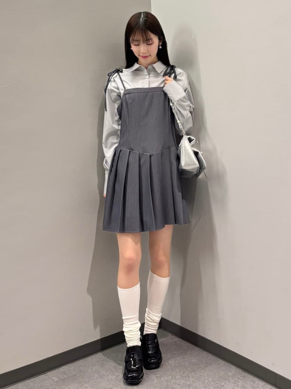「ミニスカート、春先取り、おでかけコーデ、春カラー、休日スタイル、ミニワンピ、ローファー、レイヤードスタイル、デートコーデ、韓国コーデ、シャツ、韓国ファッション、お出かけコーデ、アルシーヴ(archives)、archivesワンピース」｜「archivesの２ｗａｙリボンプリーツミニキャミワンピース（ワンピース、グレー系）」を使った、archivesさん（レディース・157cm）の冬コーディネートの1枚目の写真