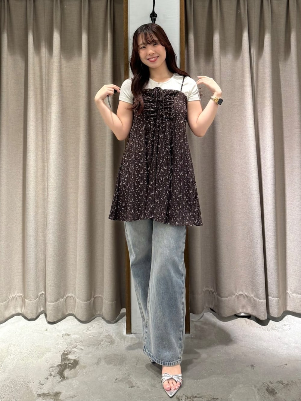 「アルシーヴ(archives)、アルシーヴ、archives、archivesワンピース、キャミワンピ、花柄、花柄ワンピース、小花柄、小花柄ワンピース、ミニキャミワンピ、レイヤードスタイル、レイヤード、レイヤードコーデ、カジュアル、デニム」｜「archivesの花柄ミニキャミワンピース（ワンピース、ブラウン系）」を使った、archivesさん（骨格ウェーブ・レディース・158cm）の夏コーディネートの1枚目の写真