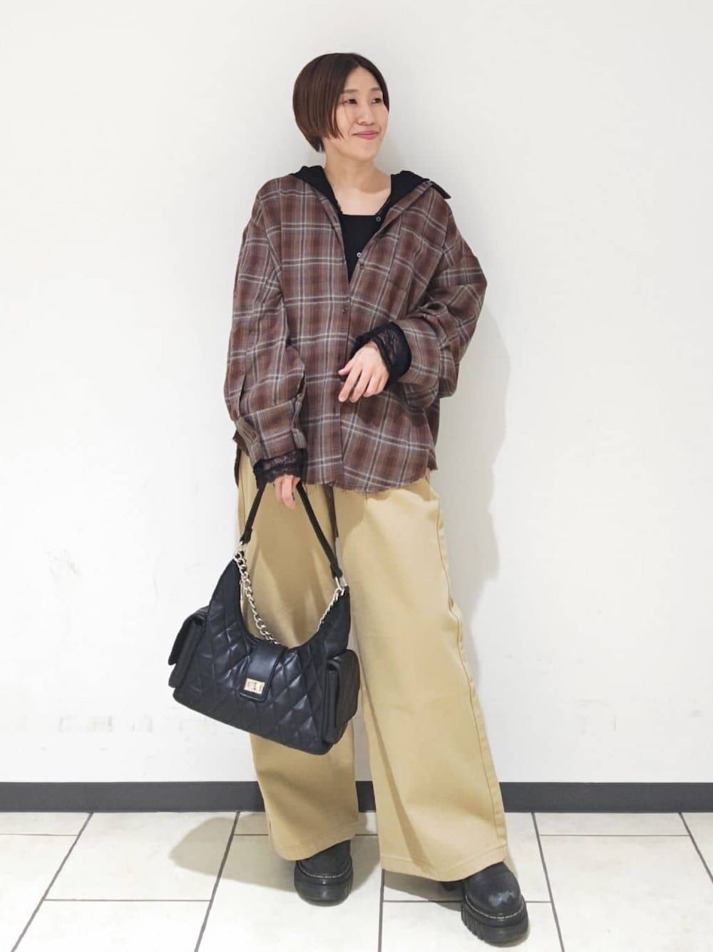 ブラウン系のシャツ/ブラウス、ブラック系のシャツ/ブラウス、ベージュ系のデニムパンツを着用したレディースの秋コーディネートの1枚目の写真